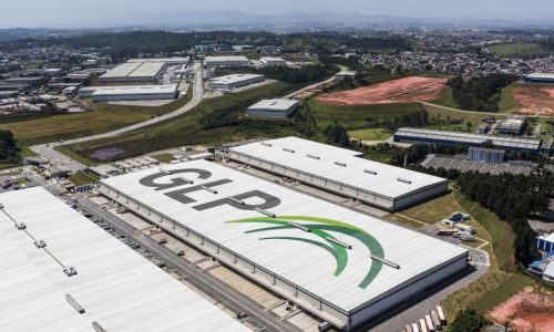 imagem aérea de um galpão logístico com o logo da GLP Brasil no teto