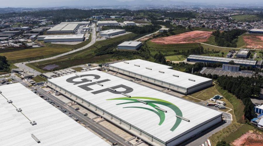 imagem aérea de um galpão logístico com o logo da GLP Brasil no teto