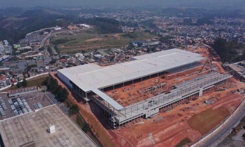 imagem aérea de um galpão em construção