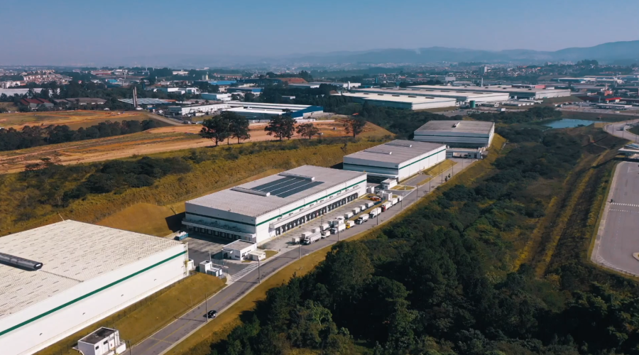 Imagem aérea do galpão da GLP Brasil com painéis solares no teto