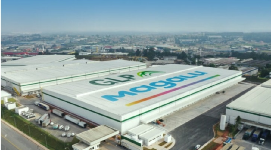 Imagem aérea do galpão com o logo da GLP e Magalu no teto