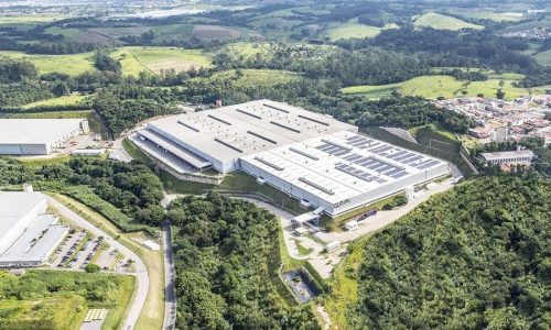 Imagem aérea do galpão com áreas verdes ao redor