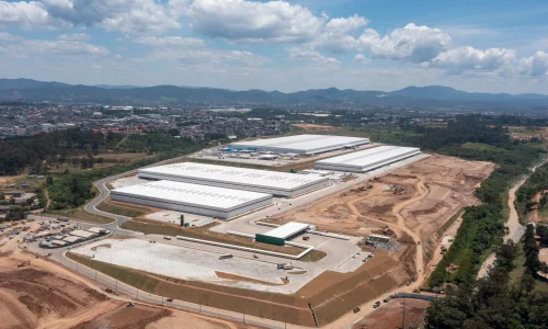 Imagem aérea de um galpão GLP com áreas em construção ao redor