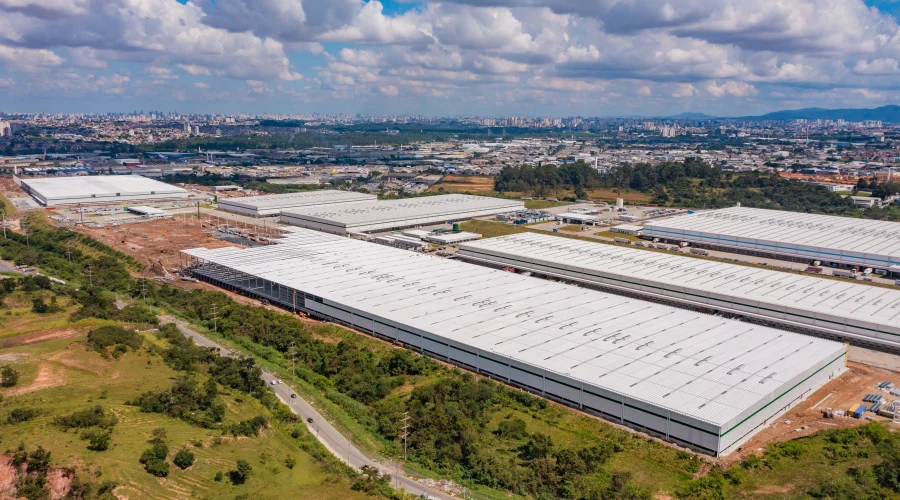 Imagem aérea do galpão da GLP Brasil