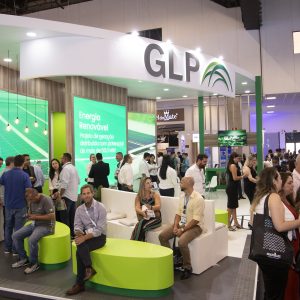 Imagem do estande da GLP Brasil na Intermodal South America 2024 com visitantes