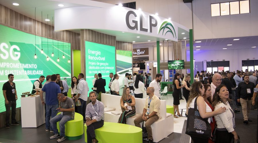 Imagem do estande da GLP Brasil na Intermodal South America 2024 com visitantes