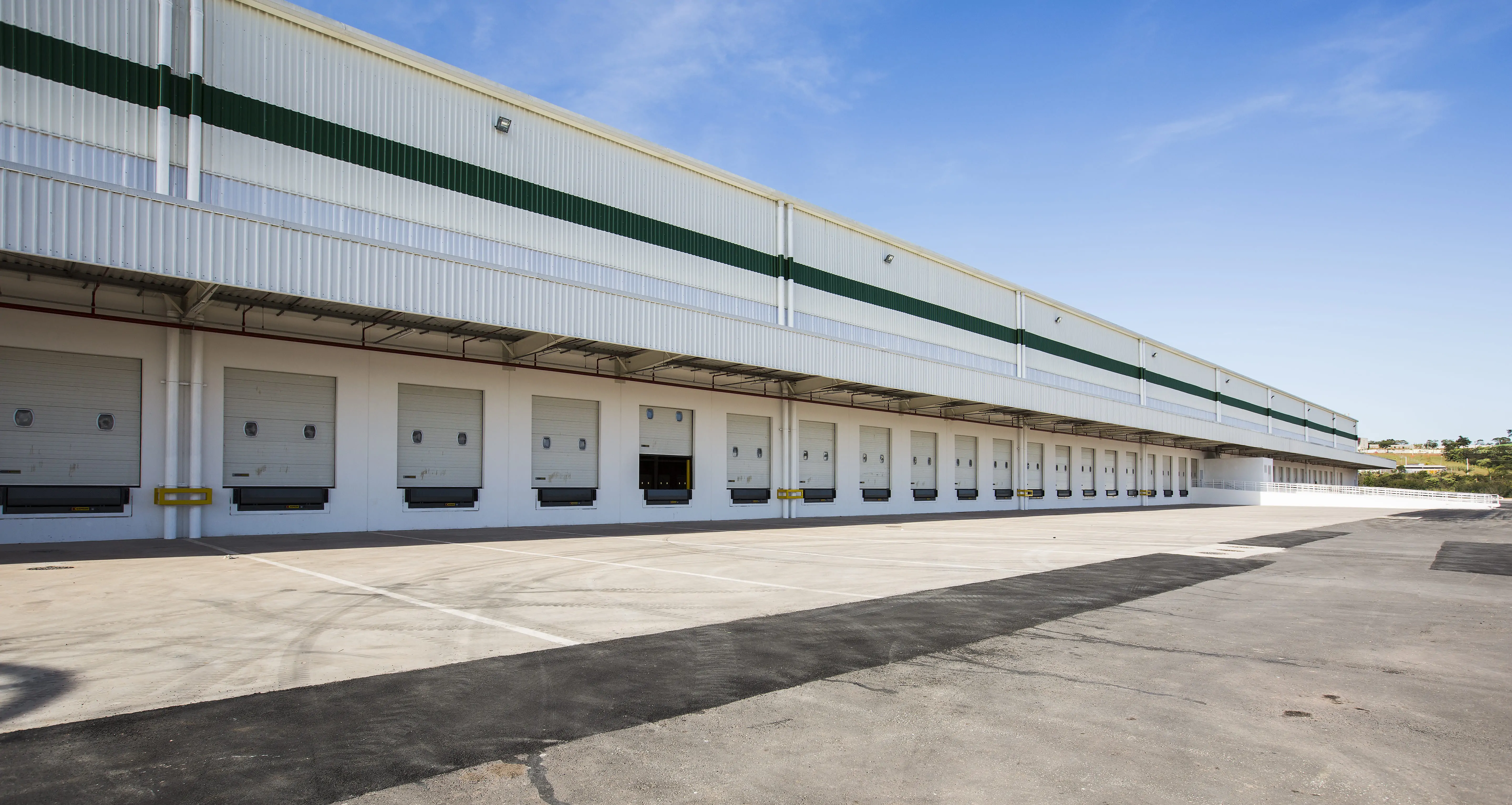 área de docas de um galpão da GLP Brasil